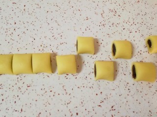 9、枣泥一口酥,切成小块(以同样的方法做完另一半食材)。