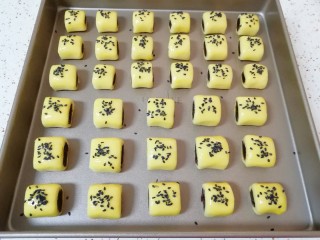 11、枣泥一口酥,刷一层蛋黄液，撒上黑芝麻。