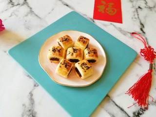 15、枣泥一口酥,咬一口。