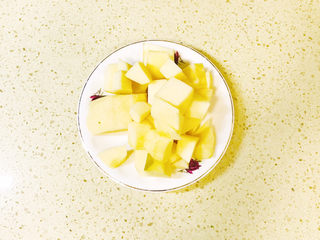 5、苹果小米粥,苹果去皮，切成块