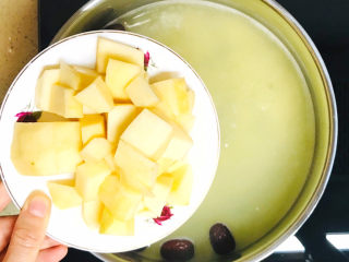 12、苹果小米粥,最后加入苹果