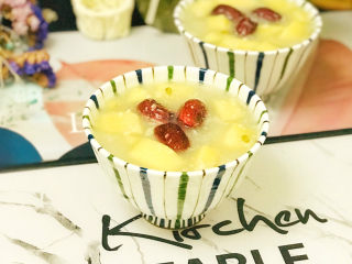 14、苹果小米粥,熬煮至小米粥粘稠，就可以关火起锅了