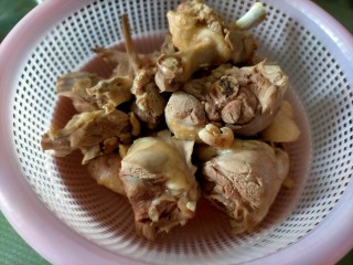 4、麻辣鸭边腿,鸭块无血色,趁水沸腾捞出,这样不会沾到锅里的浮沫,沥干水分