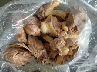 6、麻辣鸭边腿,抖动袋子至调料搅拌均匀