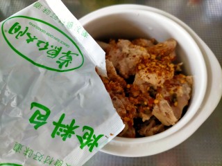 9、麻辣鸭边腿,倒入炝料包