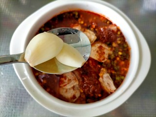 12、麻辣鸭边腿,放入大蒜2瓣