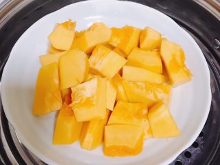 1、南瓜糯米夹心饼,南瓜去皮后切块，上锅蒸软