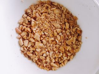 2、南瓜糯米夹心饼,准备花生芝麻馅，熟花生去皮敲碎