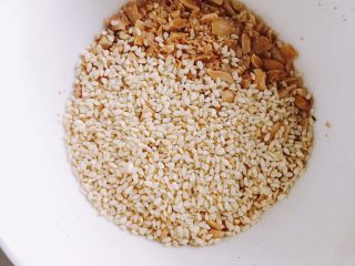 3、南瓜糯米夹心饼,加入适量熟芝麻