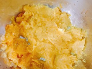 5、南瓜糯米夹心饼,南瓜压成泥