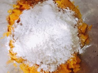 6、南瓜糯米夹心饼,加入适量糯米粉