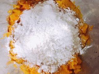 7、南瓜糯米夹心饼,再加入适量玉米淀粉