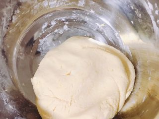 8、南瓜糯米夹心饼,揉到成团不粘手