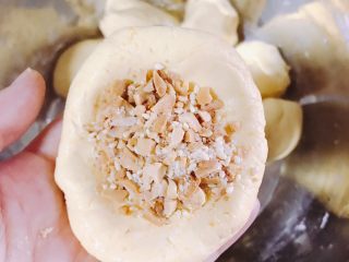 9、南瓜糯米夹心饼,取一小块糯米团压扁，包去花生芝麻馅