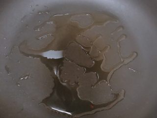 12、南瓜糯米夹心饼,平底锅少量油，放入糯米饼煎