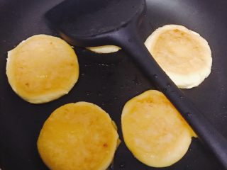 13、南瓜糯米夹心饼,注意小火，煎的过程用铲轻压饼