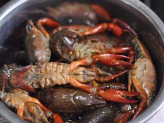2、蒜香油泼小龙虾,用剪刀把小龙虾的副脚和腮剪掉，最后再用牙刷刷洗一遍。