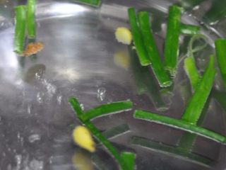 3、蒜香油泼小龙虾,锅里水烧开后，放入葱和姜。