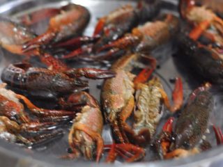 4、蒜香油泼小龙虾,把处理好的小龙虾放上去，盖上盖子蒸15分钟。