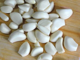 5、蒜香油泼小龙虾,大蒜去皮冲洗干净，将根部切一刀去掉，这样压蒜泥的时候方便。