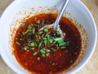 9、蒜香油泼小龙虾,油在锅里烧至八成热，浇在碗里，然后加入生抽、盐、蚝油、小葱、鸡精拌匀。