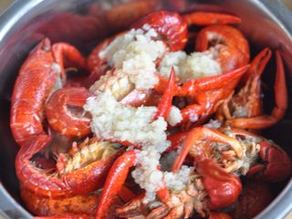 10、蒜香油泼小龙虾,取一部分蒜蓉酱，与蒸好的小龙虾拌匀。