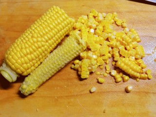 4、玉米南瓜粥,取下玉米粒。