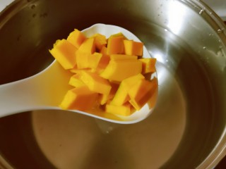 7、玉米南瓜粥,放入南瓜块。