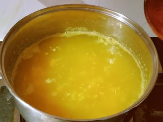 11、玉米南瓜粥,中间翻拌几次。