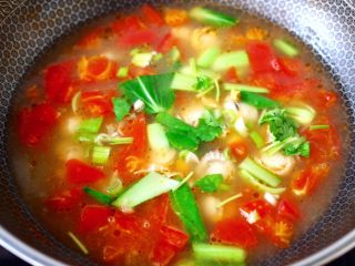 12、番茄扇贝鱼卤面,撒上葱花和香菜段即可关火。