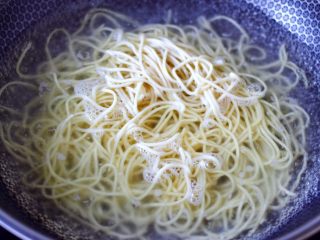 13、番茄扇贝鱼卤面,锅中倒入适量的烧开，放入鲜面条。