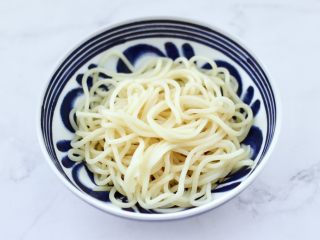 15、番茄扇贝鱼卤面,捞出放入碗中。