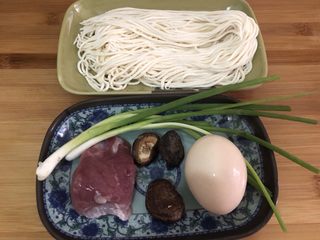 1、荷包蛋焖面,准备食材