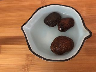 2、荷包蛋焖面,香菇提前泡软