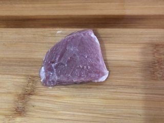 3、荷包蛋焖面,把肉洗干净