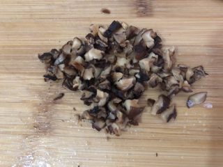 5、荷包蛋焖面,把泡好的香菇洗洗剁碎