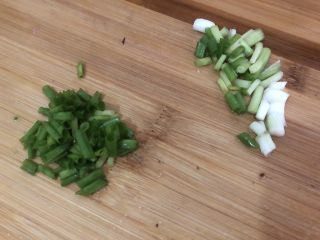 6、荷包蛋焖面,葱洗干净剁碎，头尾分开