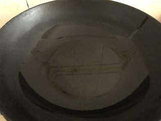 7、荷包蛋焖面,大火烧干锅转小火下油