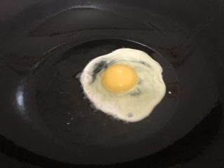 8、荷包蛋焖面,然后打鸡蛋下去，十几秒后轻轻的松松底，差不多了翻过来