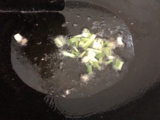 11、荷包蛋焖面,油热下葱头爆一下