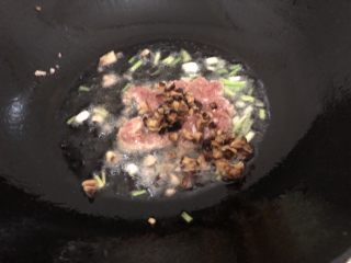 12、荷包蛋焖面,然后下肉跟香菇