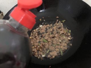 13、荷包蛋焖面,翻炒一下加入适量的生抽