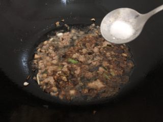 14、荷包蛋焖面,再加入适量的盐翻炒一下