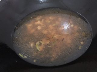 15、荷包蛋焖面,加入适量的水，盖盖焖二分钟