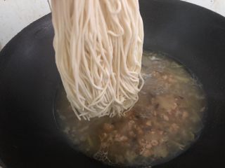 16、荷包蛋焖面,然后下面，下了面后用筷子搅一下