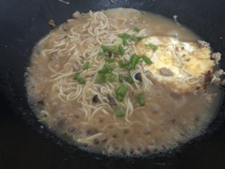 18、荷包蛋焖面,加蛋后焖一分钟，起锅