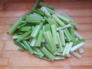 1、爆炒基围虾,芹菜洗净切小段