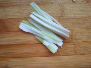 2、爆炒基围虾,葱切丝