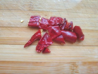 3、爆炒基围虾,干红辣椒切小段