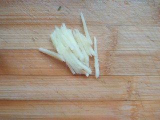 4、爆炒基围虾,姜切丝